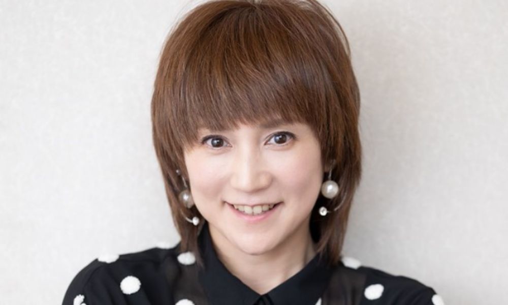 ナチュラルメイクとショートヘアで微笑む鈴木蘭々のポートレート。落ち着いた大人の雰囲気と柔らかい表情が印象的な一枚。