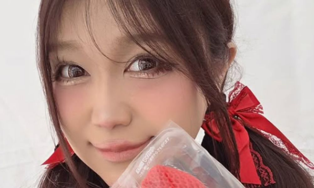 りんごちゃんがいちごを手にした写真。熊本・横島いちごマラソン大会に関連する投稿