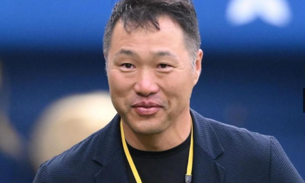 関本賢太郎の顔写真（野球解説者として活動中の近影、スーツ姿で微笑む様子）