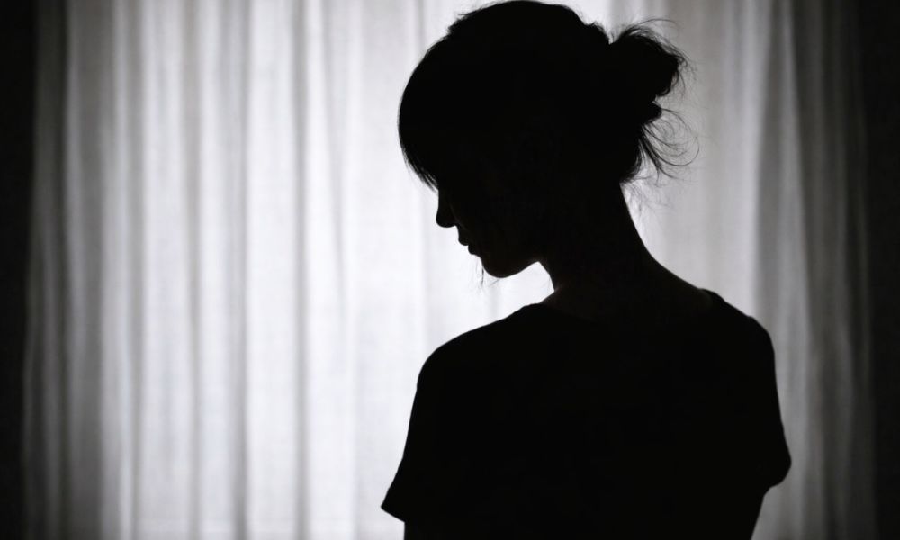 横顔の女性シルエット（逆光のカーテン前でうつむく姿、前妻イメージ）