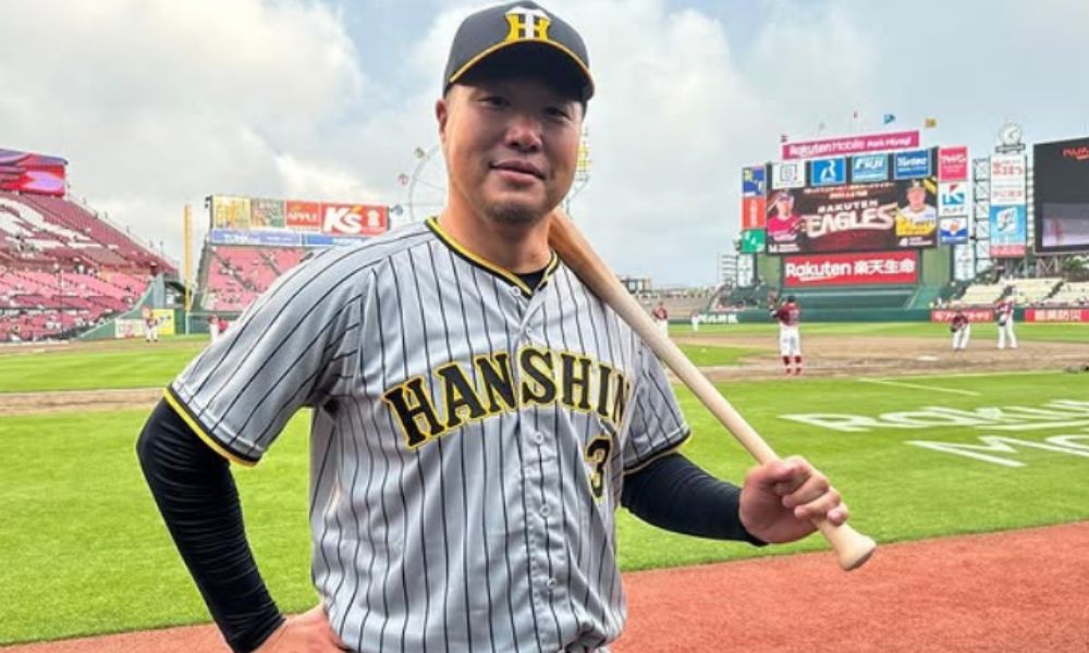 交流戦OB対決で関本賢太郎がバットを手にグラウンドに立つ様子（阪神ユニフォーム姿、楽天生命パーク宮城でのイベント）