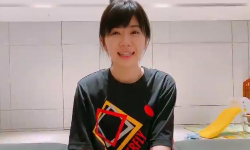 福原愛が室内でカメラに向かって笑顔で話している様子の画像