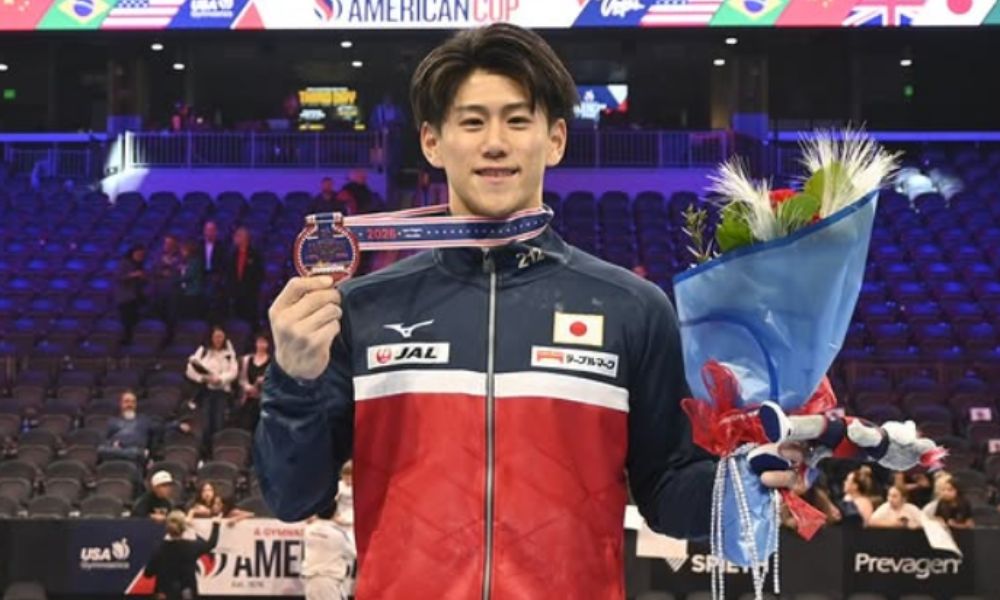 アメリカンカップで銅メダルを獲得し、メダルと花束を手に笑顔を見せる橋本大輝選手（会場内で撮影）