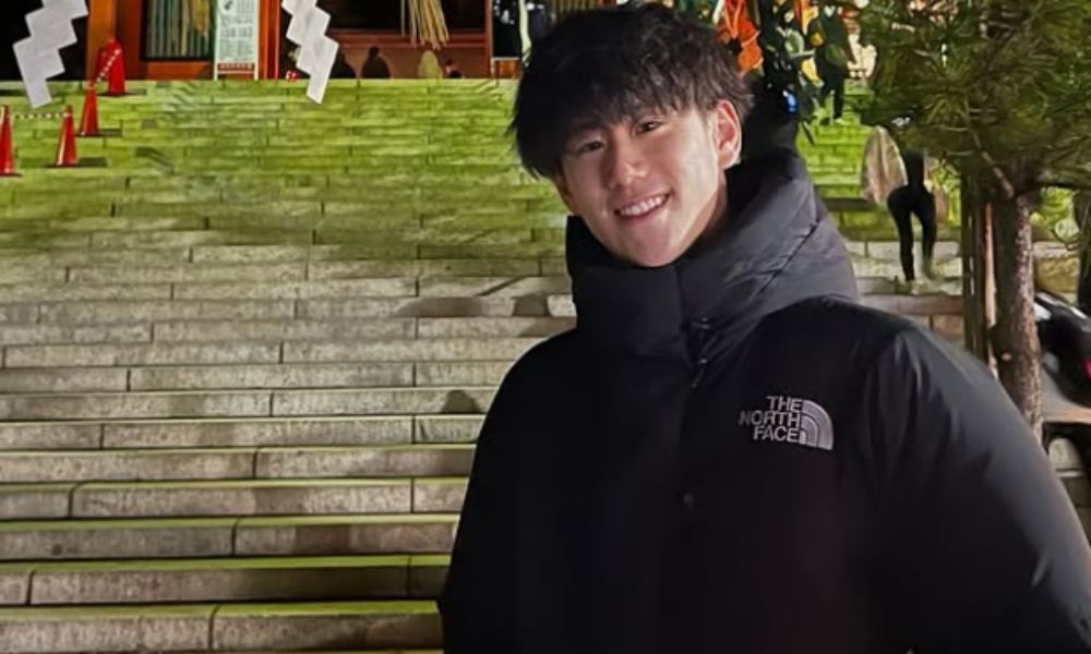 新年の神社の石段前で笑顔を見せる橋本大輝選手（初詣の様子）