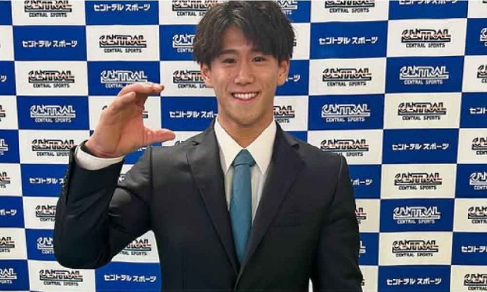 セントラルスポーツの入社会見でスーツ姿で「Cポーズ」を披露する橋本大輝選手